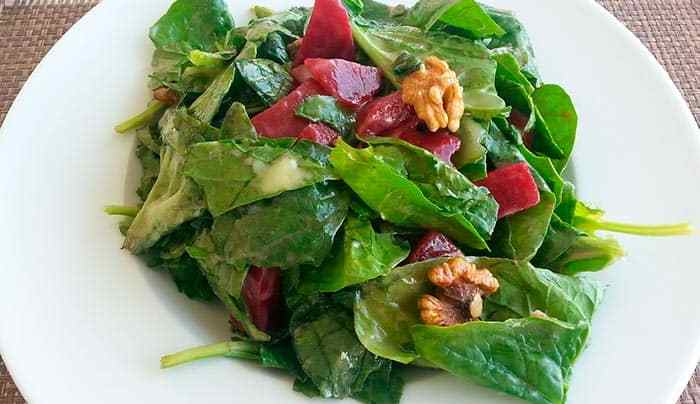 plato con ensalada de espinacas