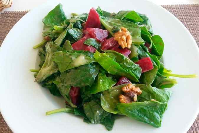 plato con ensalada de espinacas