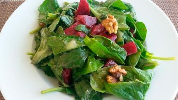 plato con ensalada de espinacas