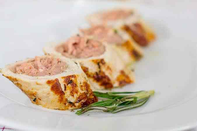 pechugas rellenas picadas en rodajas