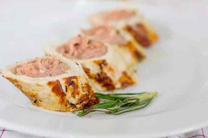 pechugas rellenas picadas en rodajas