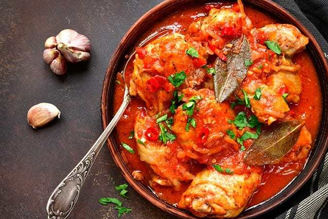 pollo con tomate