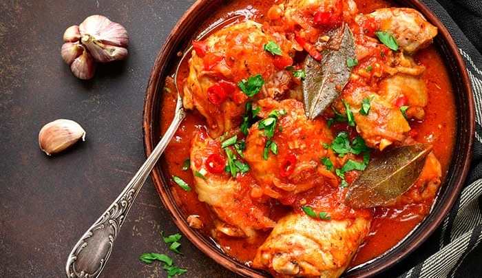 pollo con tomate