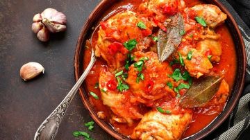 pollo con tomate