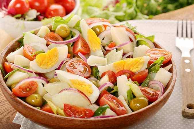 plato con ensalada campera