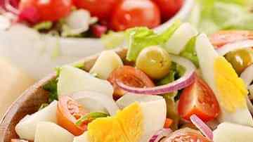 plato con ensalada campera