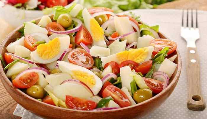 plato con ensalada campera