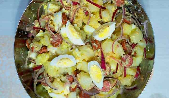 plato con ensalada alemana