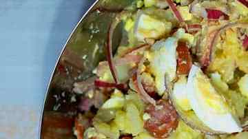 plato con ensalada alemana