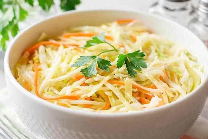 plato con ensalada de col