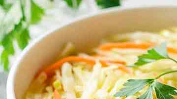 plato con ensalada de col