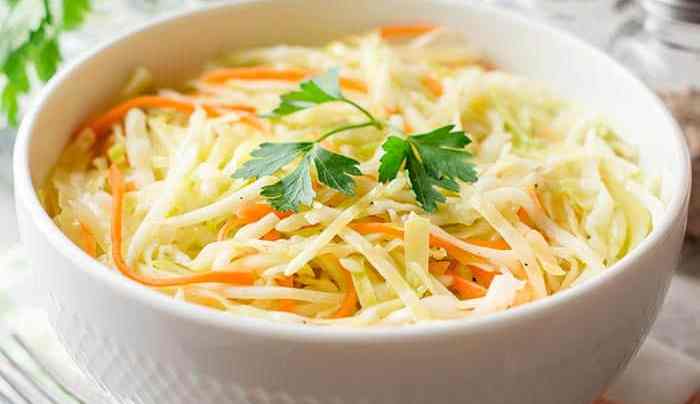 plato con ensalada de col