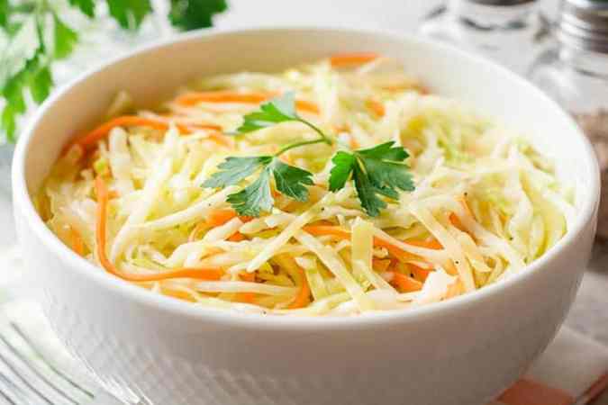 plato con ensalada de col