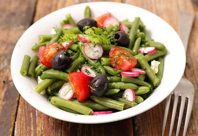 plato con ensalada de judias verdes