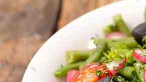 plato con ensalada de judias verdes