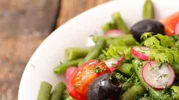 plato con ensalada de judias verdes