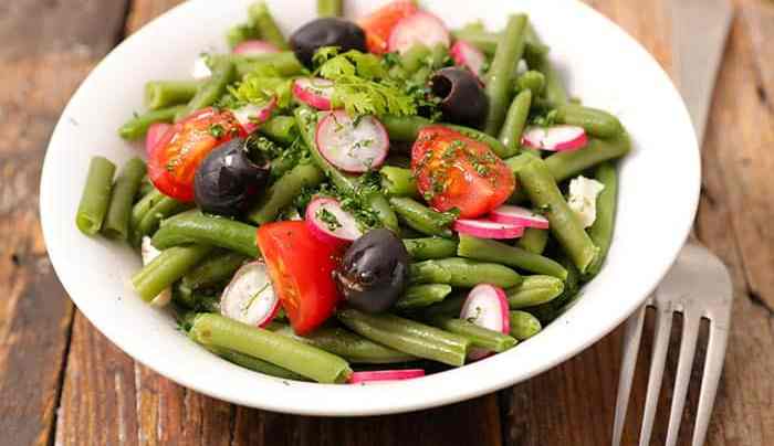 plato con ensalada de judias verdes