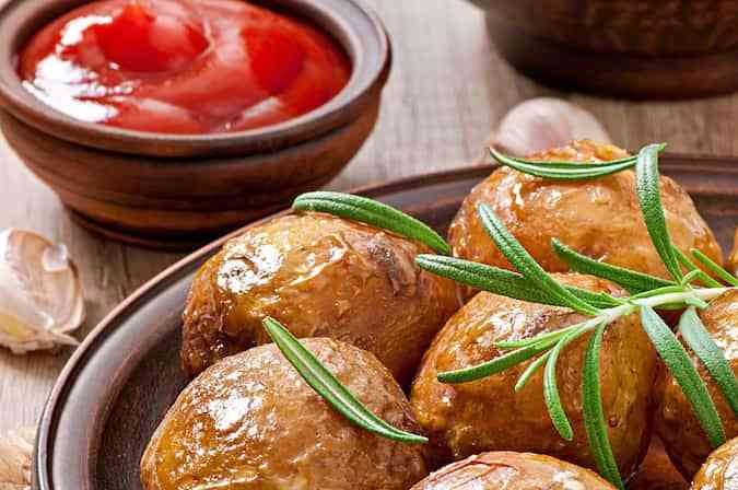 plato con papas al horno