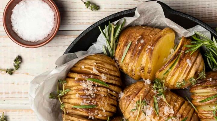 sartén con papas al horno