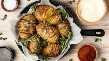 sartén con papas al horno