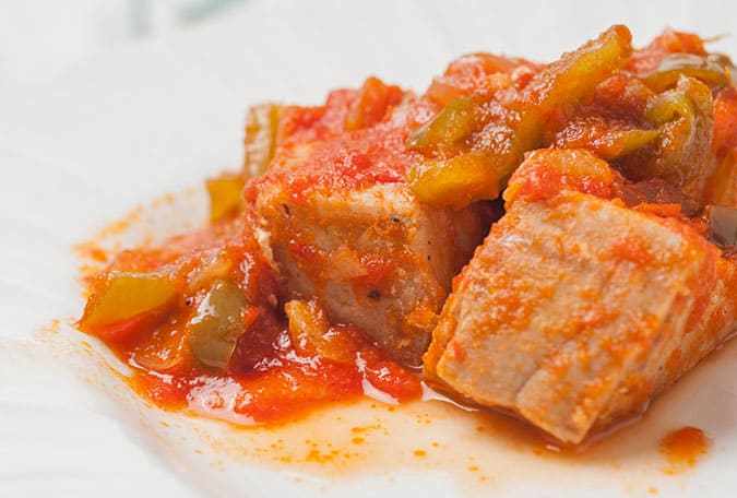 receta de atun encebollado con salsa de tomate y pimientos
