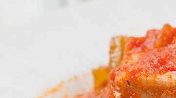 receta de atun encebollado con salsa de tomate y pimientos