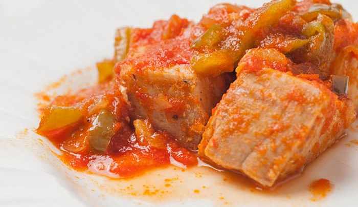 receta de atun encebollado con salsa de tomate y pimientos