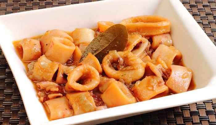 calamares en salsa americana de tomate