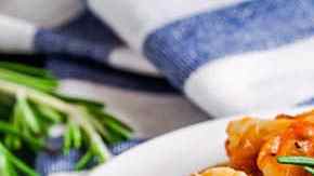 calamares encebollados servidos en un plato bañados en salsa