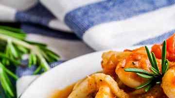 calamares encebollados servidos en un plato bañados en salsa