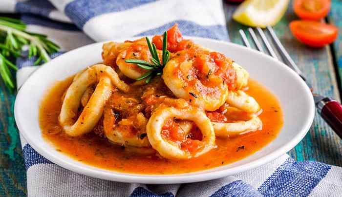calamares encebollados servidos en un plato bañados en salsa