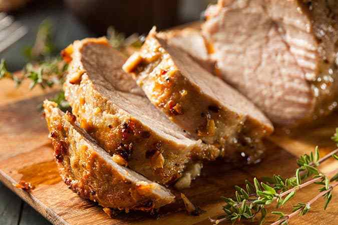 solomillo al horno jugoso cortado en rodajas