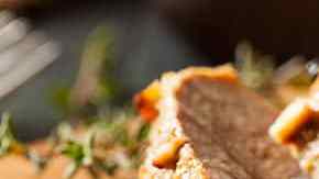 solomillo al horno jugoso cortado en rodajas