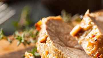 solomillo al horno jugoso cortado en rodajas