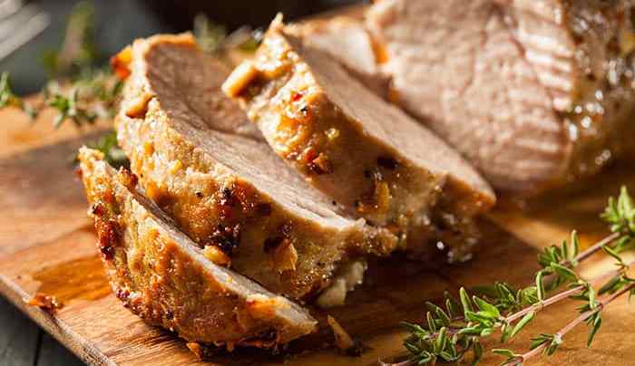 solomillo al horno jugoso cortado en rodajas