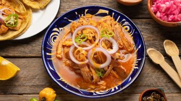 plato con cochinita pibil