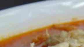 plato de pozole rojo mexicano