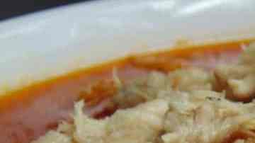 plato de pozole rojo mexicano