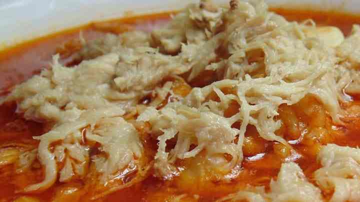 plato de pozole rojo mexicano