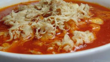 plato de pozole rojo mexicano