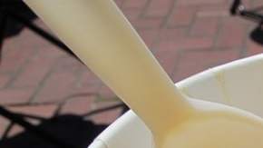 vaso con esquites mexicanos