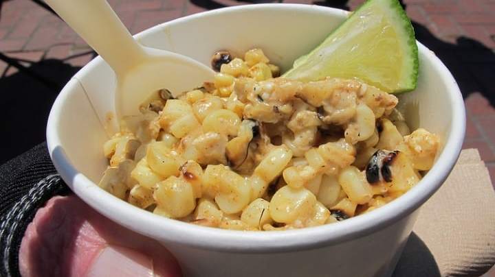 vaso con esquites mexicanos