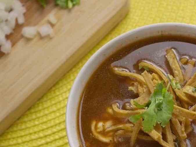 sopa de tortilla o sopa azteca