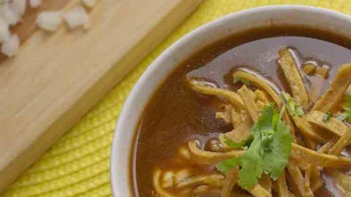 sopa de tortilla o sopa azteca