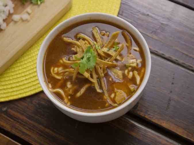 sopa de tortilla o sopa azteca