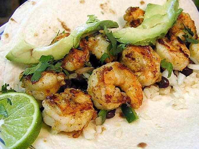 tacos gobernador mexicanos con aguacate, camarones y limon