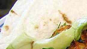 tacos gobernador mexicanos con aguacate, camarones y limon