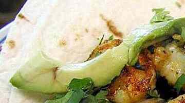 tacos gobernador mexicanos con aguacate, camarones y limon