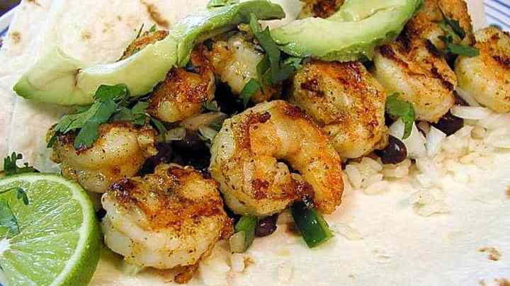 tacos gobernador mexicanos con aguacate, camarones y limon