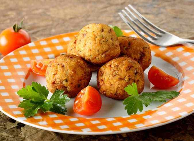 plato de albondigas de bacalao caseras